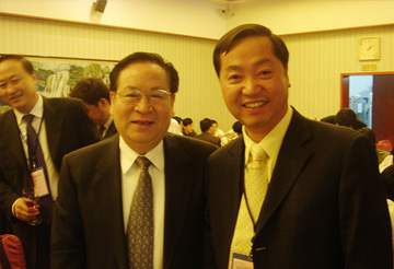 中國科學(xué)院院士、時任清華大學(xué)校長顧秉林與郭宏新董事長親切合影
